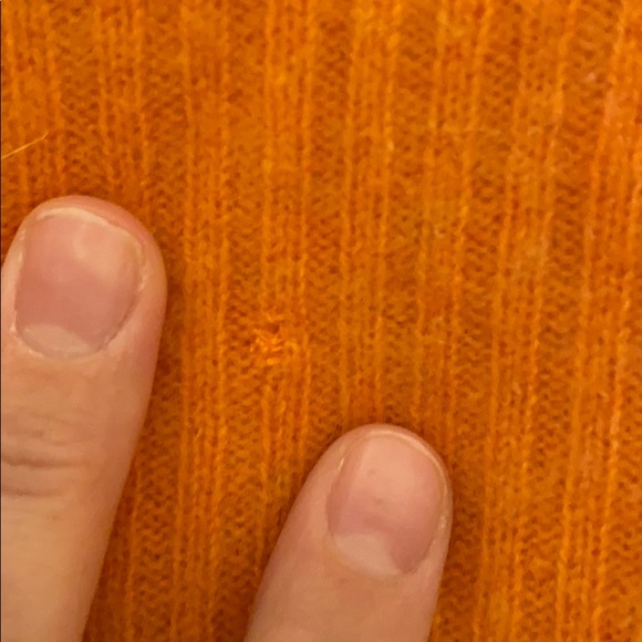 BCBG 100% cashmere sweater - Picture 3 of 3